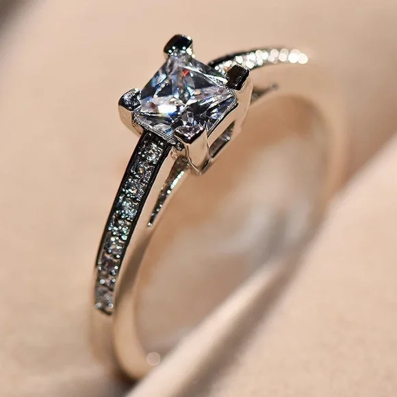 Princess cut sterling silver engagement ring - Picture 4 of 6